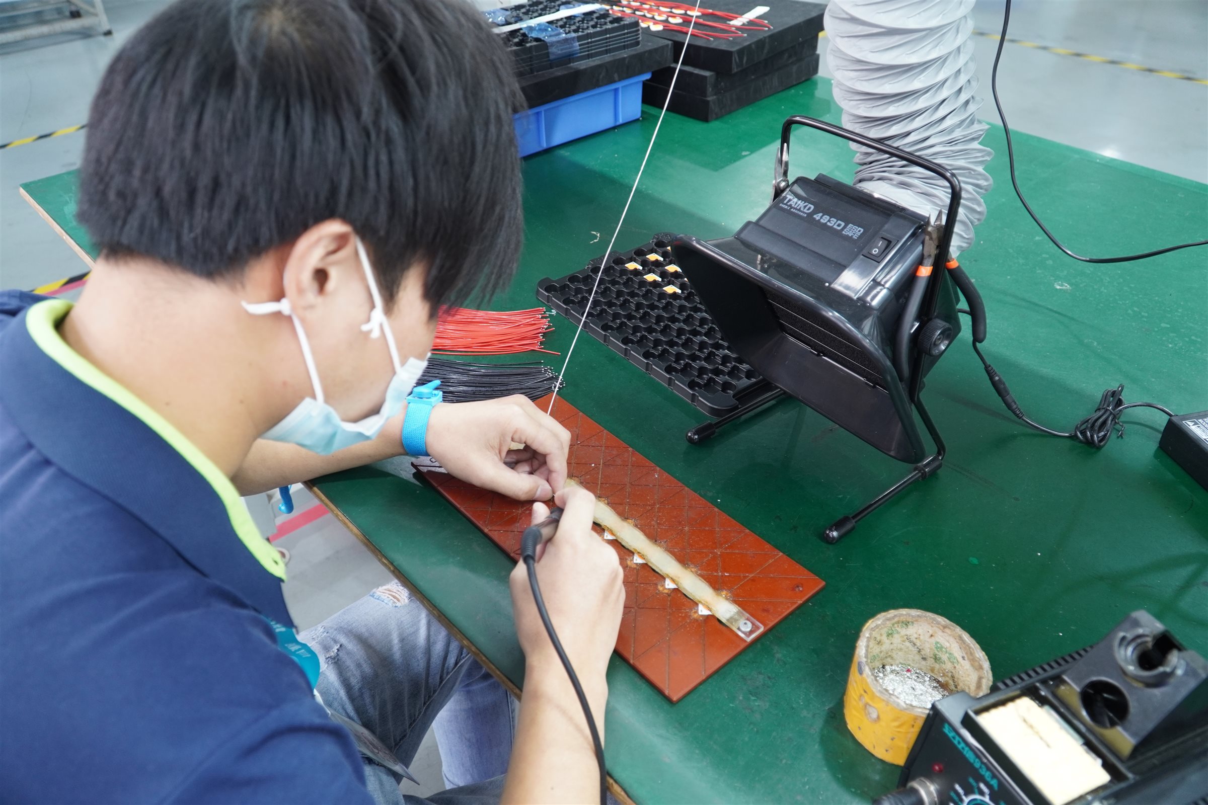 Quality inspection and aging test on finished OEM track lights